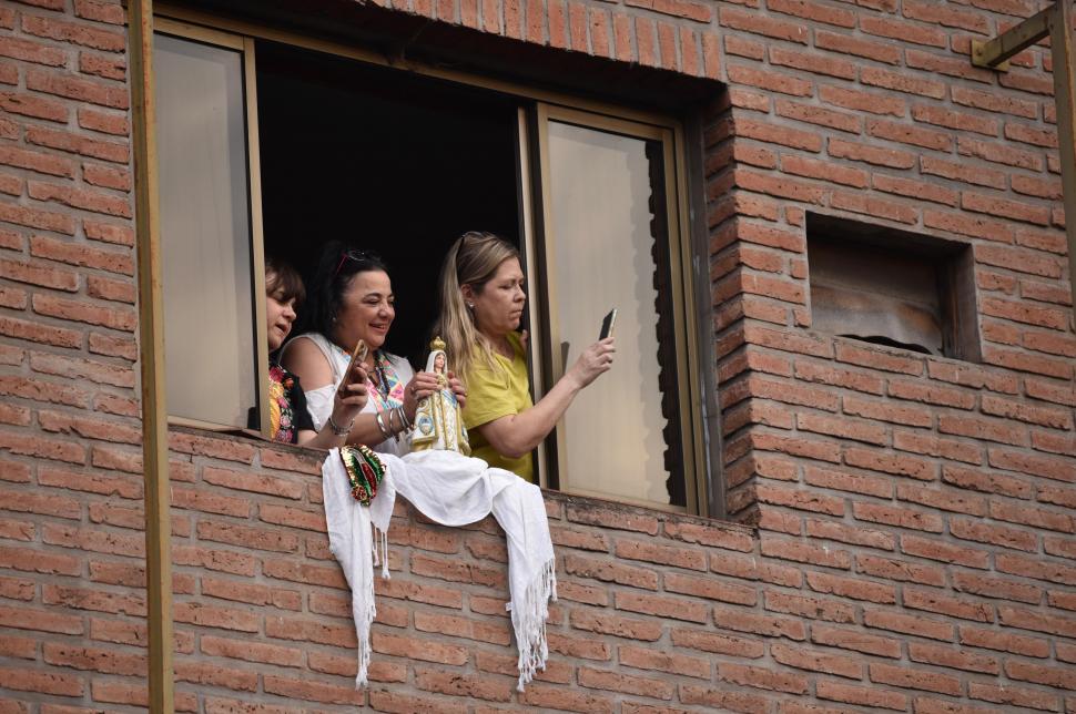 TODOS PRESENTES. Desde sus ventanas los vecinos acompañaron la peregrinación de María por el centro.