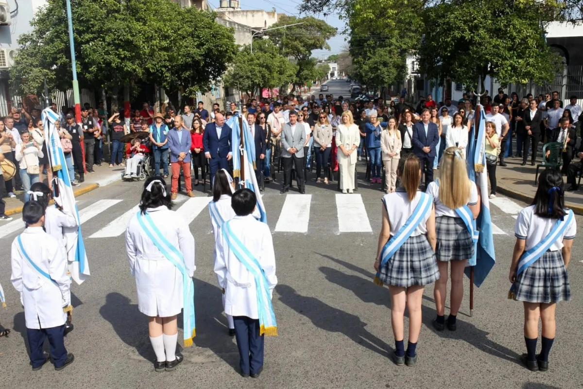 BANDERAS. Enseñas nacionales se hicieron presentes en el acto oficial. 