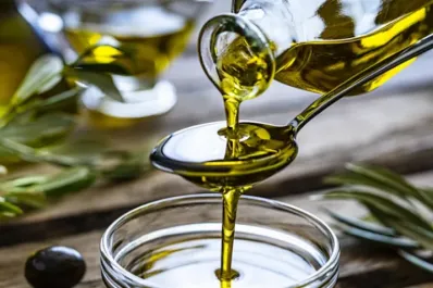 La Anmat prohibió el consumo y comercialización de un aceite de oliva por estar falsamente rotulado