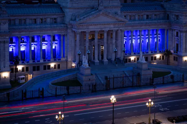 El Congreso nacional se iluminó de azul para conmemorar la Batalla de Tucumán