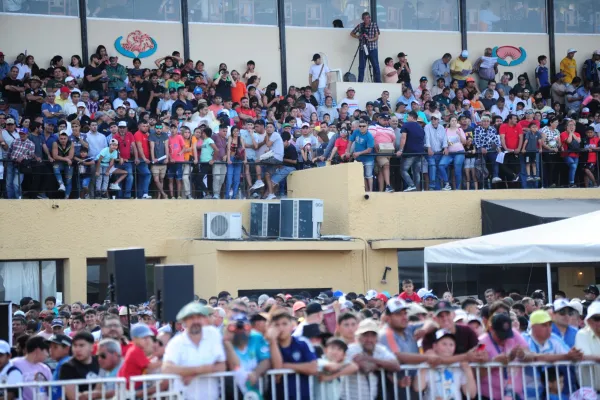 Batalla de Tucumán: tradición, nostalgia, cábalas y mucha pasión en una jornada multitudinaria