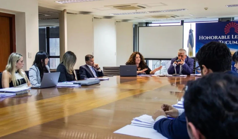 EN LA CÁMARA. Representantes de los tres poderes del Estado volvieron a reunirse para avanzar en el Digesto. @carovargastuc