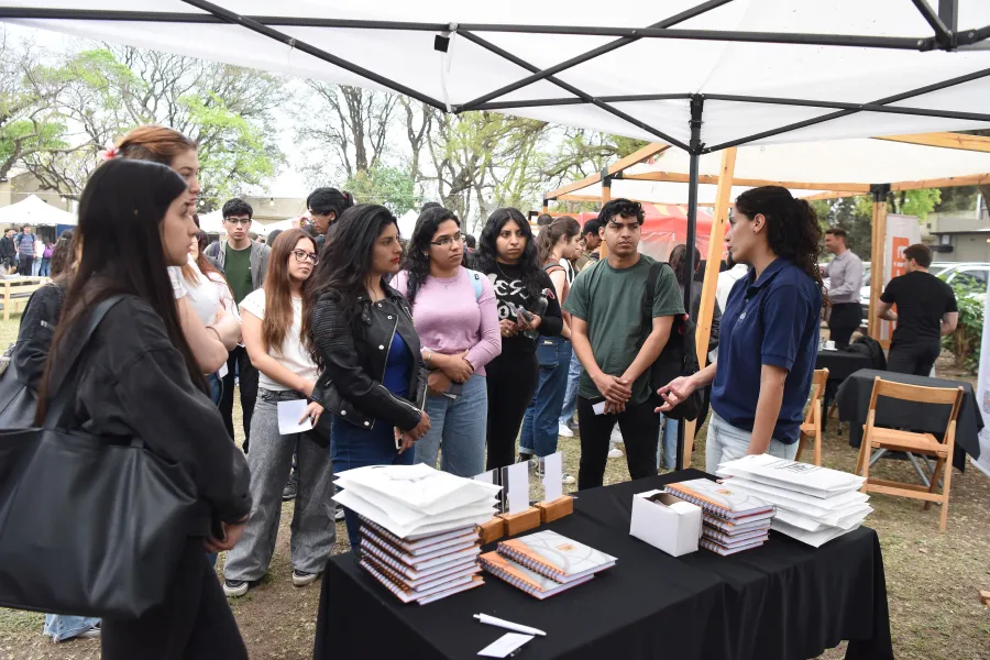 FERIA DE EMPRESAS. Una representante de una compañía dialoga con estudiantes este miércoles en la Facultad de Ciencias Económicas de la UNT./ LA GACETA, ANALÍA JARAMILLO