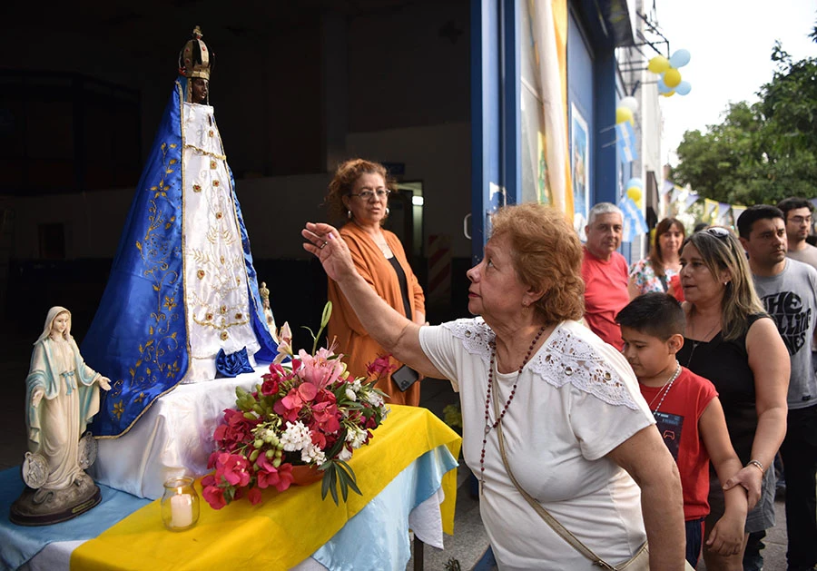 SALUDOS AL PASO. En la puerta de la Dirección de Control Ambiental y Bromatología colocaron imágenes de la Virgen. Otro regalo para los fieles.