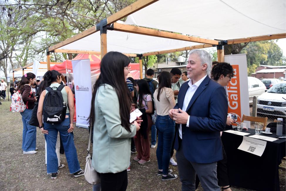 CONVERSACIÓN. Una universitaria dialoga con el integrante de una compañía en la Feria de Empresas 2024./ LA GACETA, ANALÍA JARAMILLO