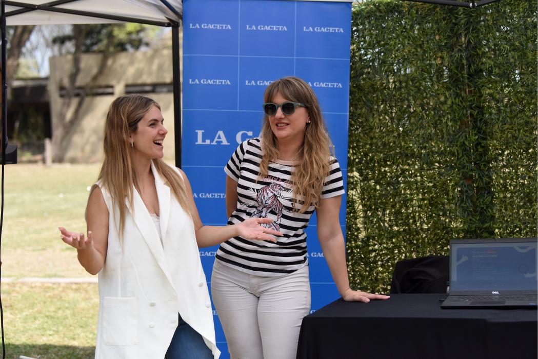 EL STAND DE LA GACETA. Sofía de Bairos Moura y Paula Terán en el espacio de la productora en la Feria de Empresas./ LA GACETA, ANALÍA JARAMILLO