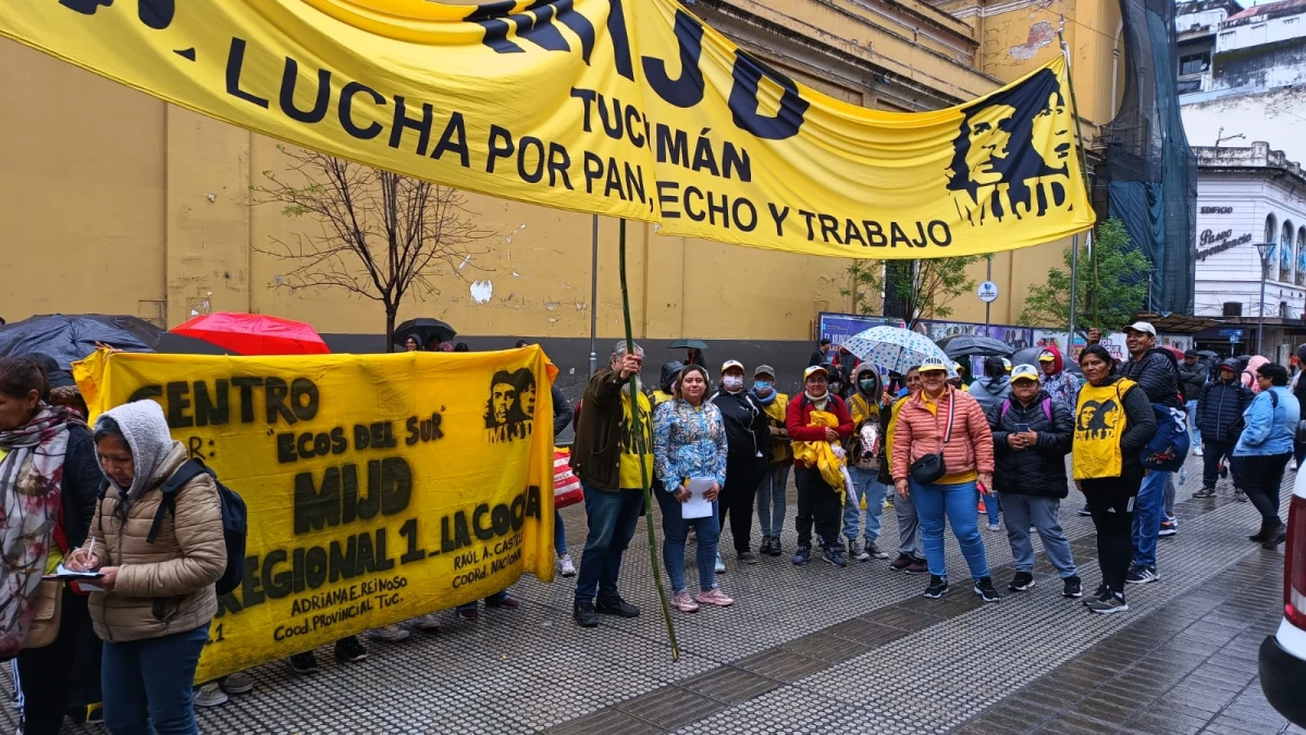 Manifestación liderada por Castells. LA GACETA