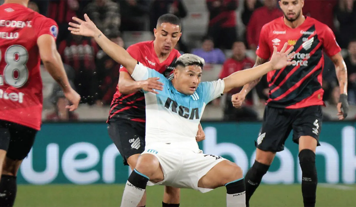 EN EL CILINDRO. Racing y Paranaense definirán el pase a semifinales de la Sudamericana.