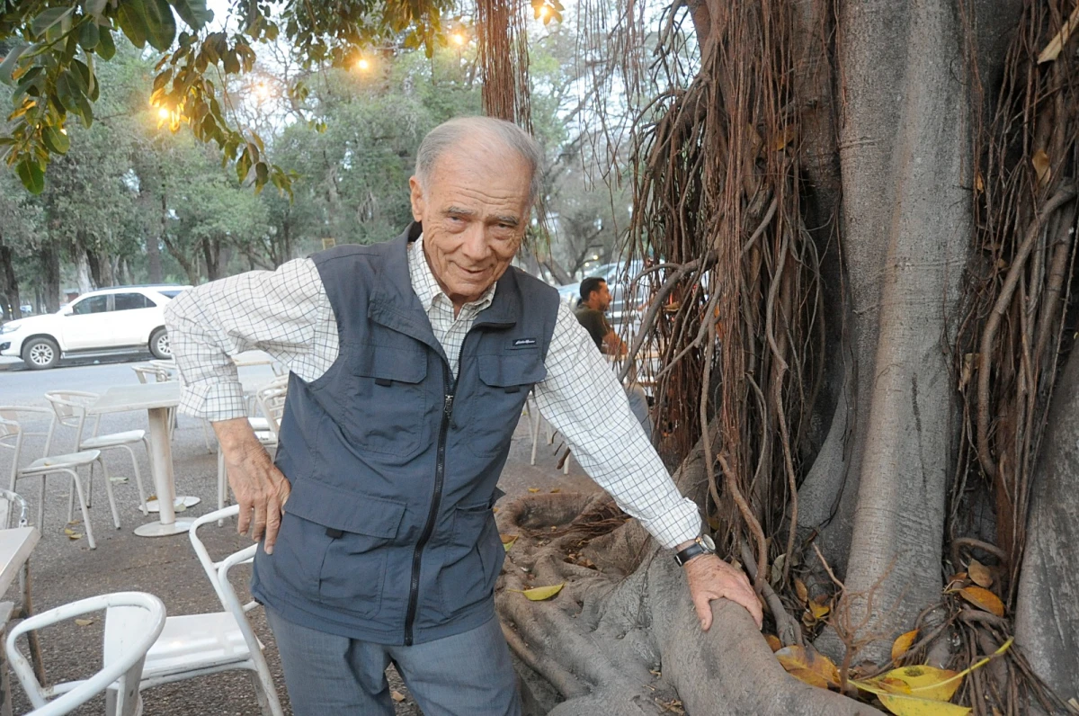 HISTORIA PURA. Hugo Ginel, a sus 86 años posa luego de la entrevista. Foto: Antonio Ferroni - LA GACETA