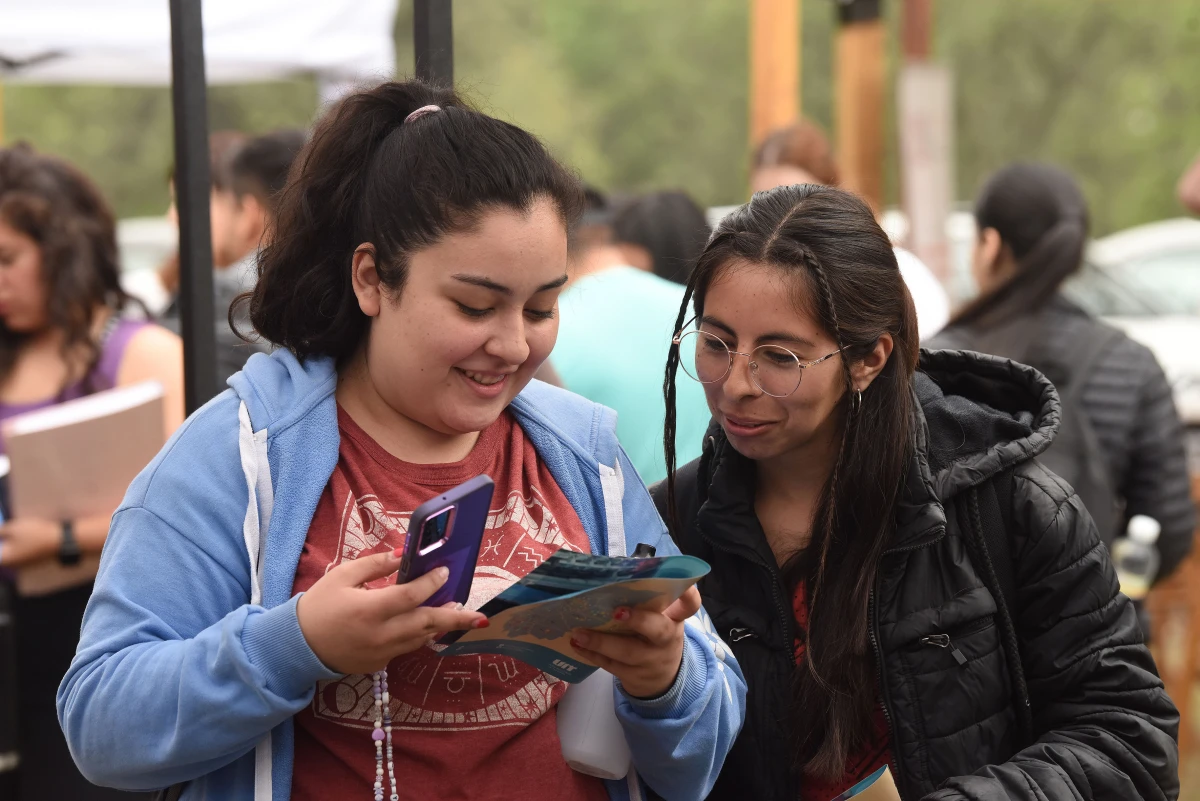 ASISTENTES A LA FERIA DE EMPRESAS. Dos universitarias en la actividad organizada por la Facultad de Ciencias Económicas. / ANALÍA JARAMILLO, LA GACETA