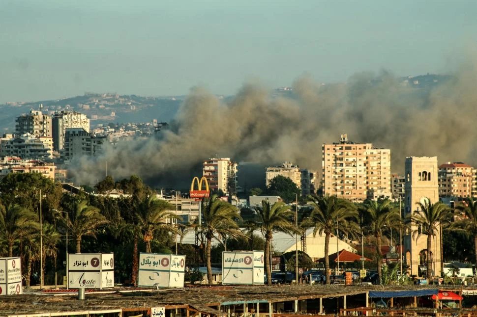 SECUELAS. Columas de humo se elevan en una ciudad al sur de Líbano.