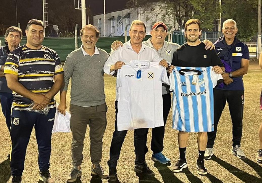 EN OJO DE AGUA. Golobisky y Sánchez intercambiaron prendas durante el entrenamiento en el complejo Salmoiraghi.