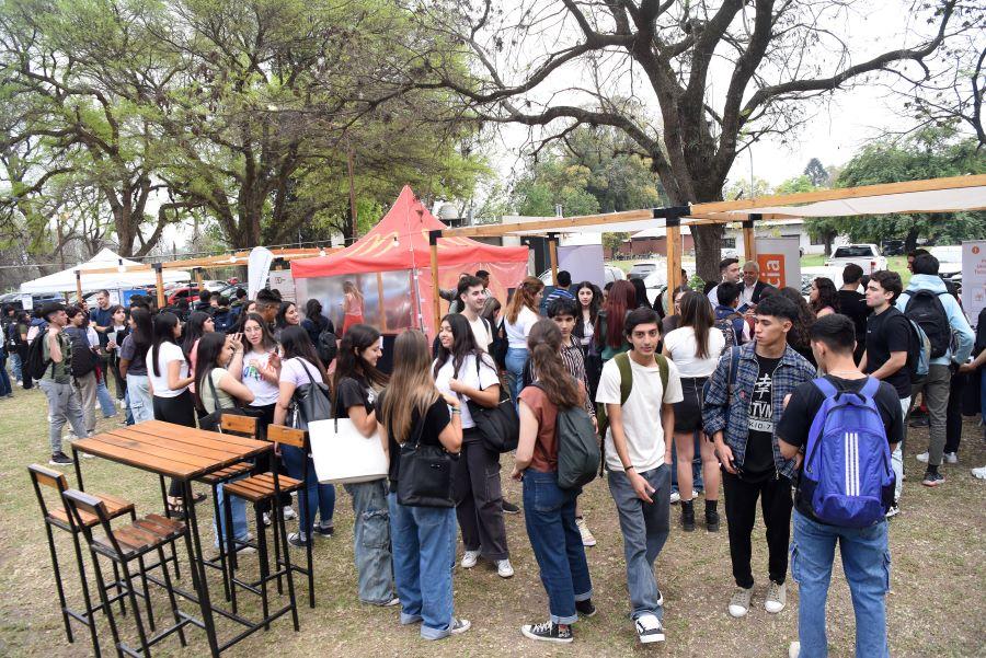 FERIA DE EMPRESAS. Algunos estudiantes contaron cómo se las ingenian para trabajar y estudiar al mismo tiempo. / LA GACETA, ANALÍA JARAMILLO