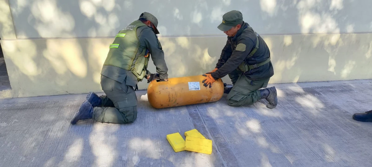 Gendarmería encontró, dentro de un tubo de GNC, 23 kilos de cocaína