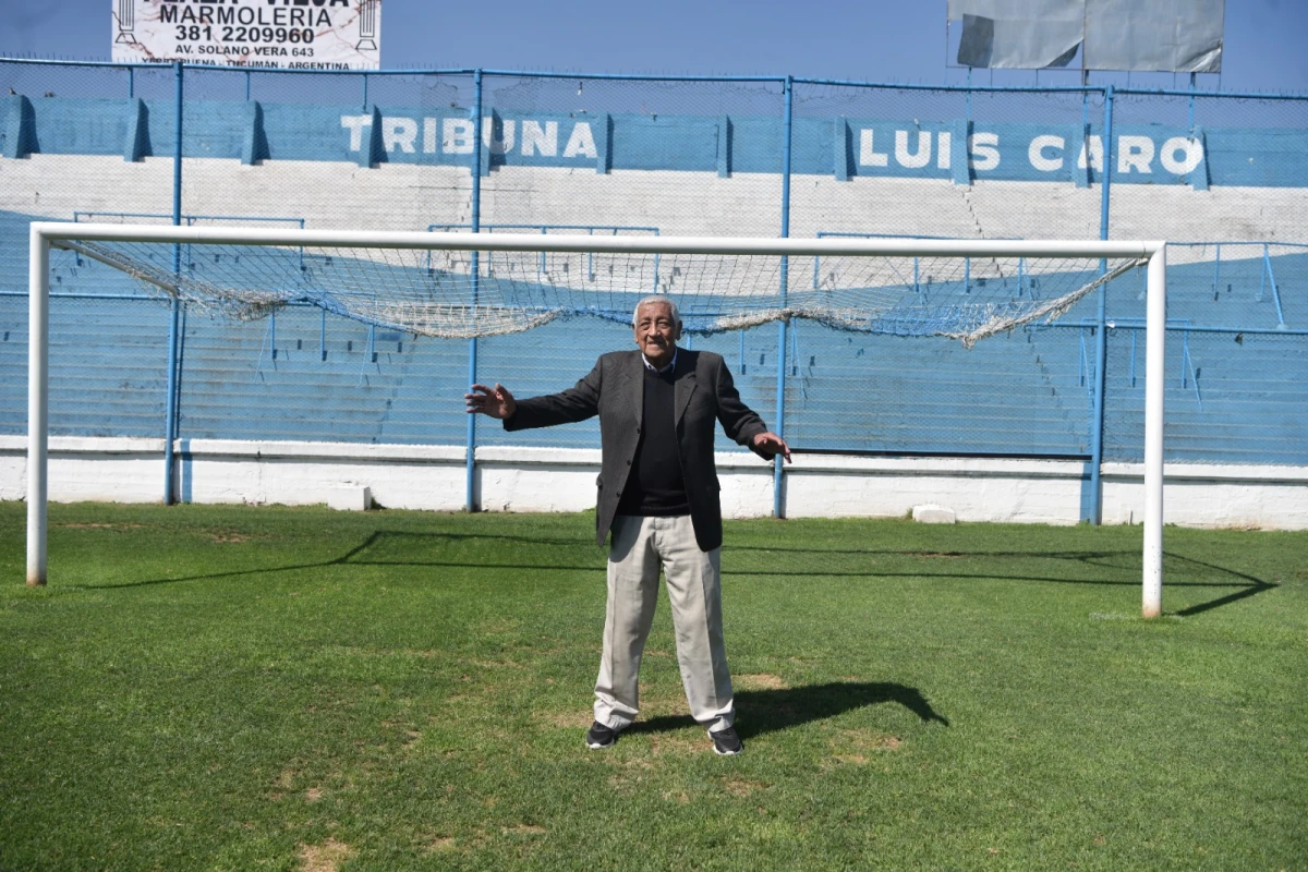 EN SU ARCO. El exarquero Gregorio García posó en el estadio Monumental, que fue su casa durante un año. Foto: Inés Quinteros Orio - LA GACETA.