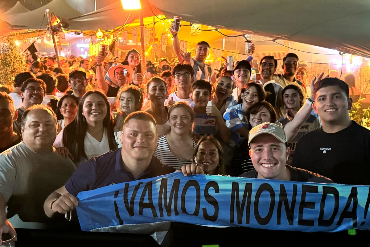 UNA MULTITUD. Thomas Gallo junto a su familia en Santiago del Estero, tras el triunfo sobre Sudáfrica la semana pasada.