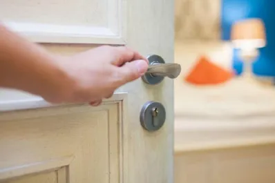 Por qué dudamos si cerramos la puerta con llave, según un estudio científico