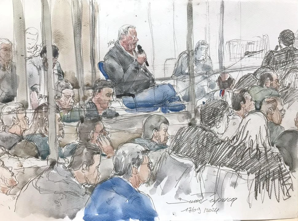 ESCENA. El juicio, con Pelicot y demás acusados, se muestra en dibujos porque no se pueden sacar fotos. 