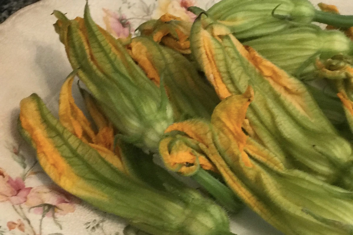 Cómo hacer flores de calabacines rellenas