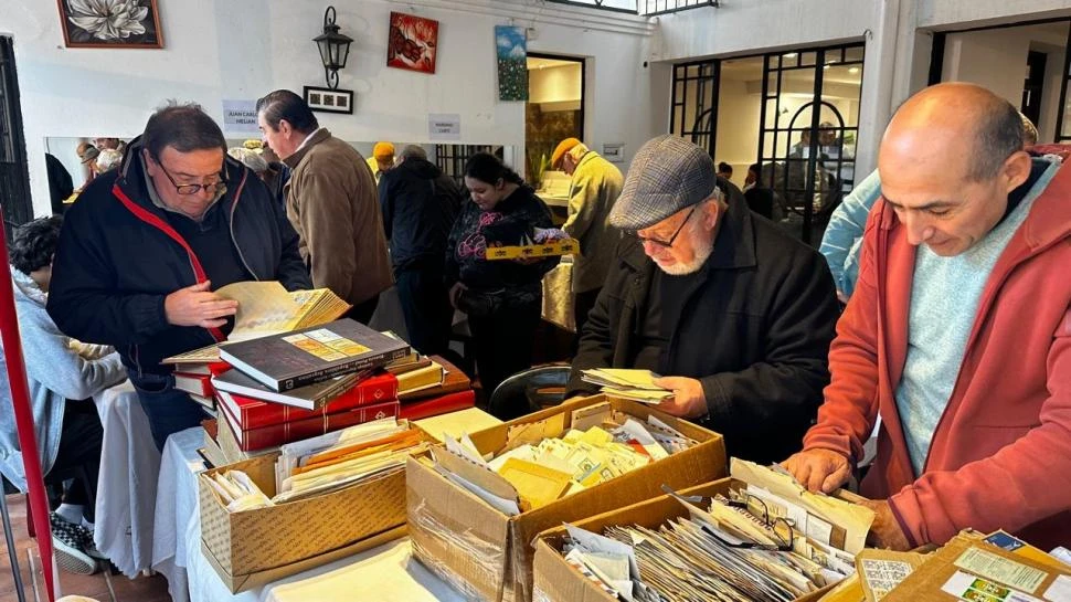 ENCUENTRO PREVIO. En mayo, el Centro Filatélico Tucumán tuvo una reunión abierta que replicará hoy en una muestra en el Centro Mercedes Sosa.