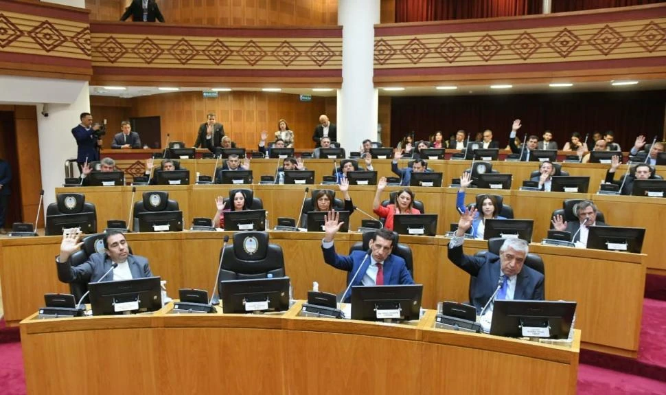 SESIÓN CONVULSIONADA. El proyecto que amplía facultades de Jaldo para extender subrogancias fue tratado a las apuradas el jueves en el recinto. 