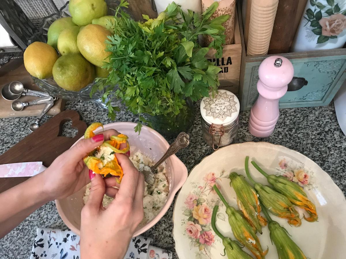 Cómo hacer flores de calabacines rellenas