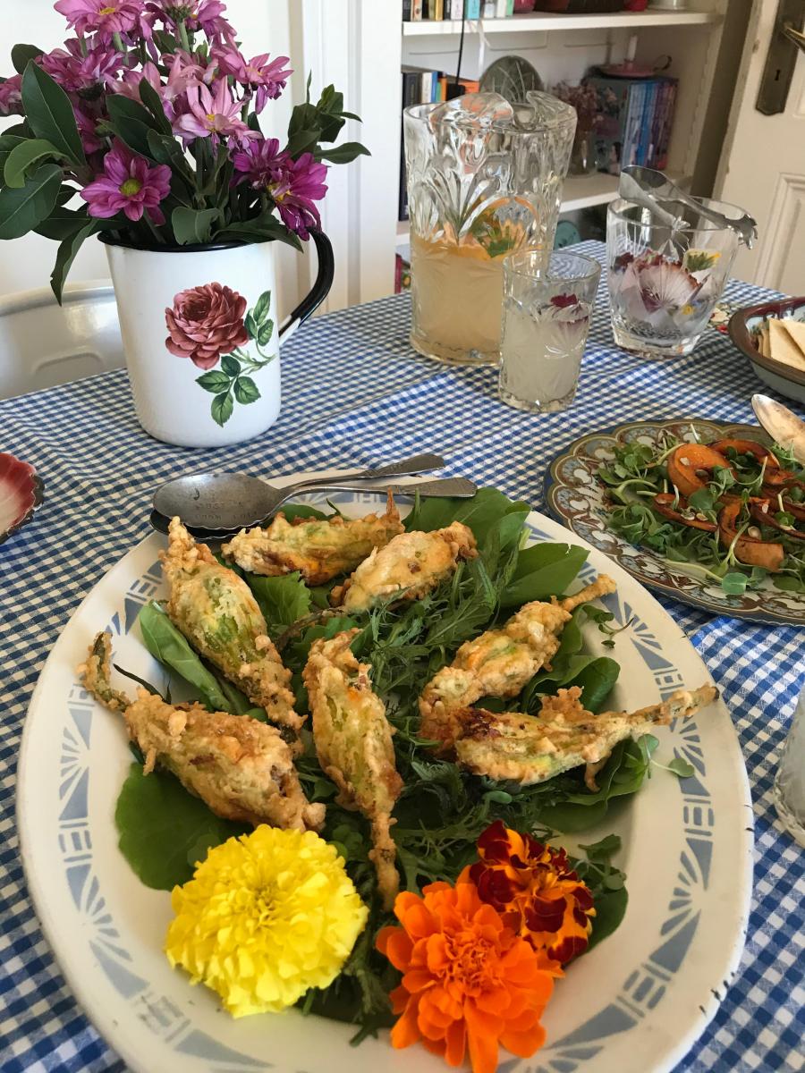 Cómo hacer flores de calabacines rellenas