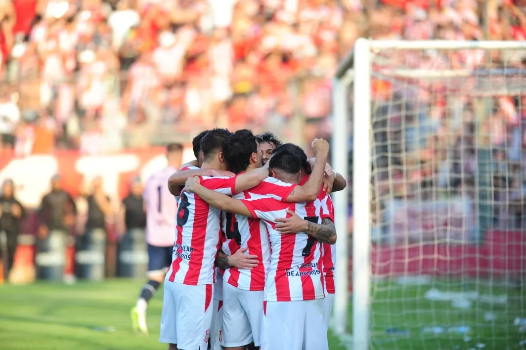 FESTEJO. Tras el gol de Junior Arias, sus compañeros fueron a felicitarlo.