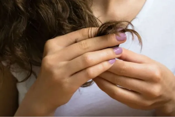 Cuál es el significado de tocarse el pelo cuando hablas con una persona, según la psicología