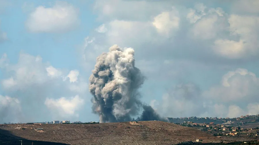 FUEGO. El humo se eleva tras un ataque israelí contra una aldea cerca de la ciudad de Tiro, al sur del Líbano.