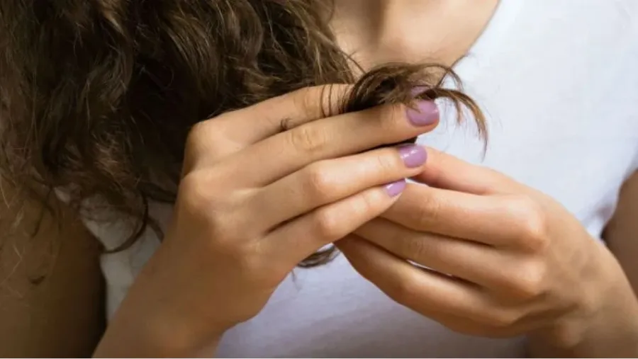 Cuál es el significado de tocarse el pelo cuando hablas con una persona, según la psicología