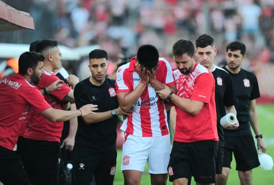 LESIONADO. Abregú salió sobre el final del primer tiempo debido a una molestia física. Fue reemplazado por Pablo Hernández.