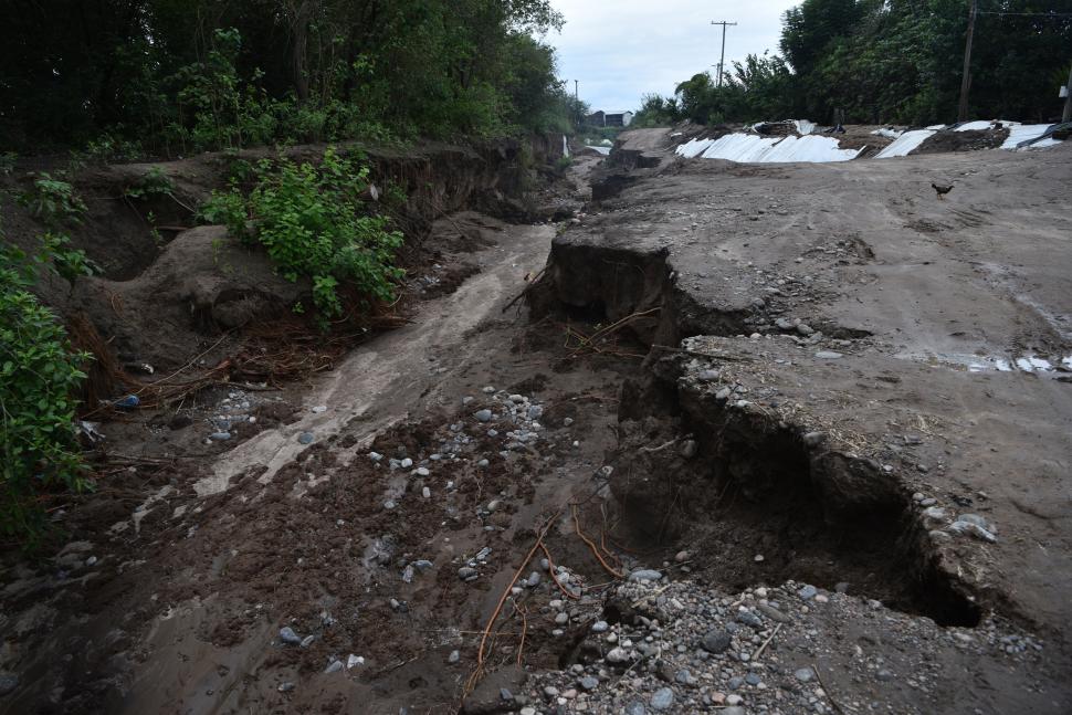 CRÁTERES. Muchos sectores semejan un área que fue bombardeada.