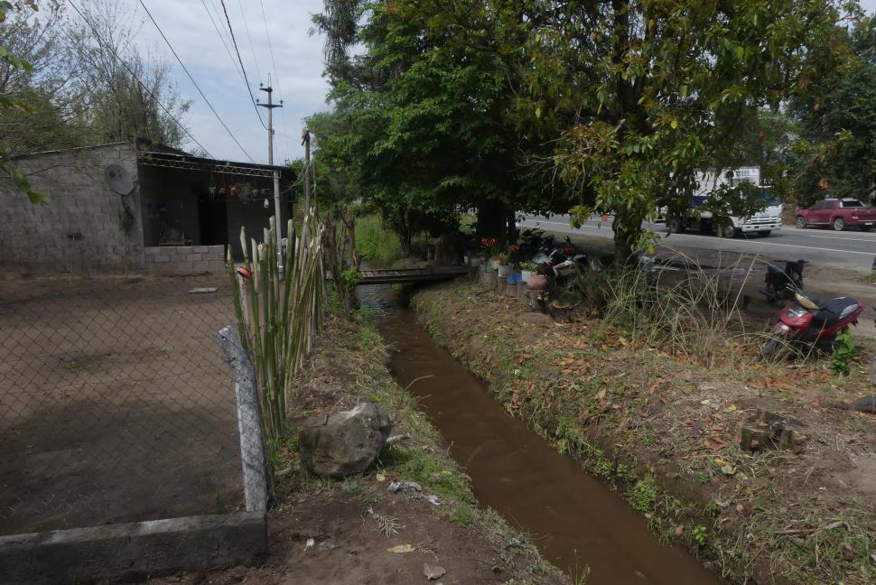 BORDE. En La Florida, a orillas de la ruta 38, el canal inunda las casas.