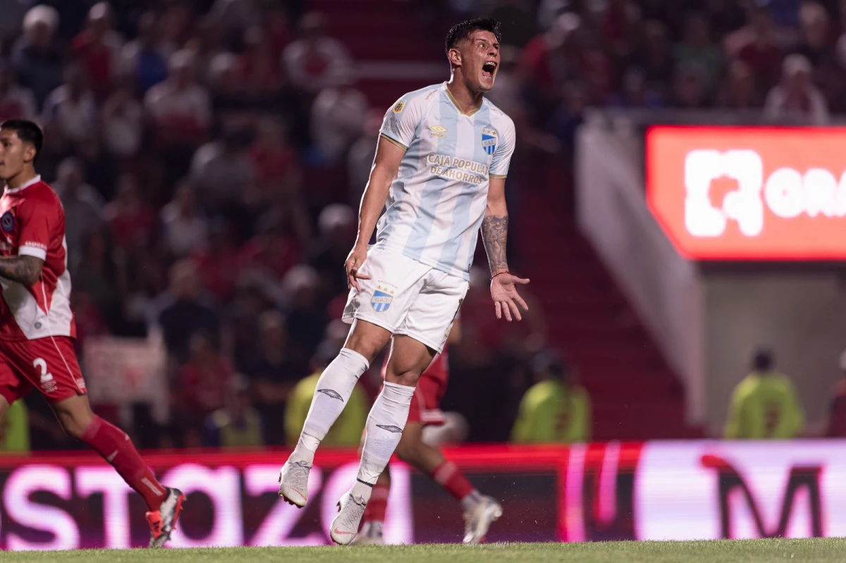 NO LO PUEDE CREER. Marcelo Estigarribia se lamenta la doble oportunidad que dejó pasar Atlético para ponerse en ventaja. El palo le negó el grito de gol a Tesuri y luego a Acosta. Foto:Matías Nápoli - Especial para LA GACETA