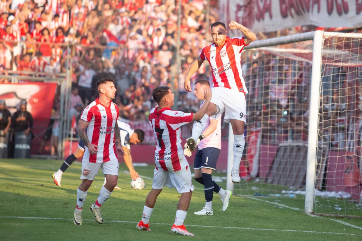 EN LO MÁS ALTO. Con el gol de Junior Arias, San Martín de Tucumán alcanzó una diferencia de nueve puntos con el escolta de la Primera Nacional.