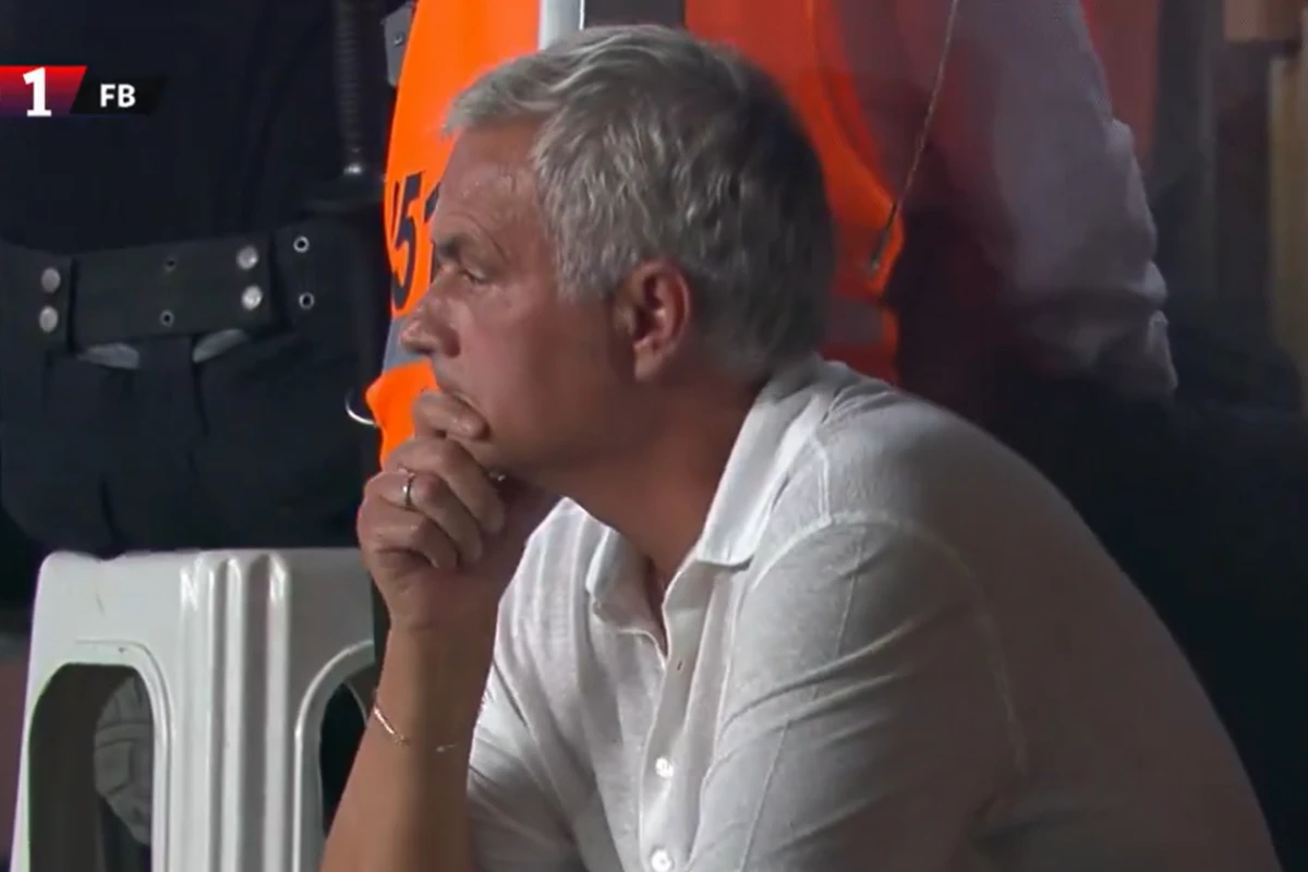 PROTESTA. Mourinho colocó una computadora con el partido frente a una de las cámaras de televisión para quejarse de un gol mal anulado al Fenerbahce de Turquía.