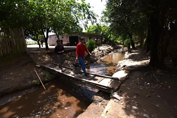 Canales de riego avanzan sobre casas y escuelas en el sur tucumano