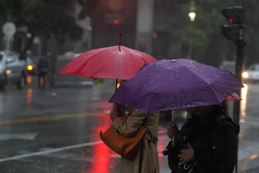 Rige una alerta por tormentas y fuertes vientos en algunas zonas del país