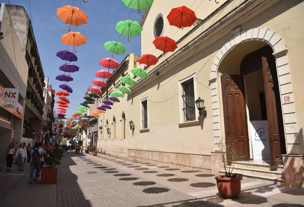 DECORADO. La calle Congreso primera cuadra está cubierta de paraguas de colores. LA GACETA / FOTO DE INÉS QUINTEROS ORIO