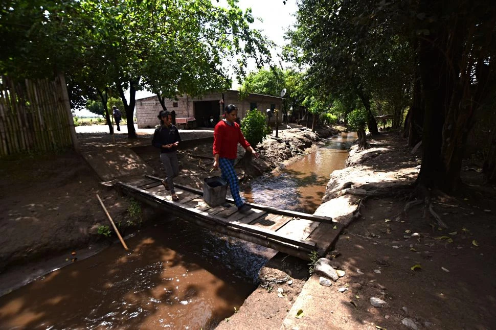 NORMALIDAD. Una escena cotidiana en la Horqueta. La vecina Lorena Acosta afirma que se iría del lugar por los problemas de cada verano.. 