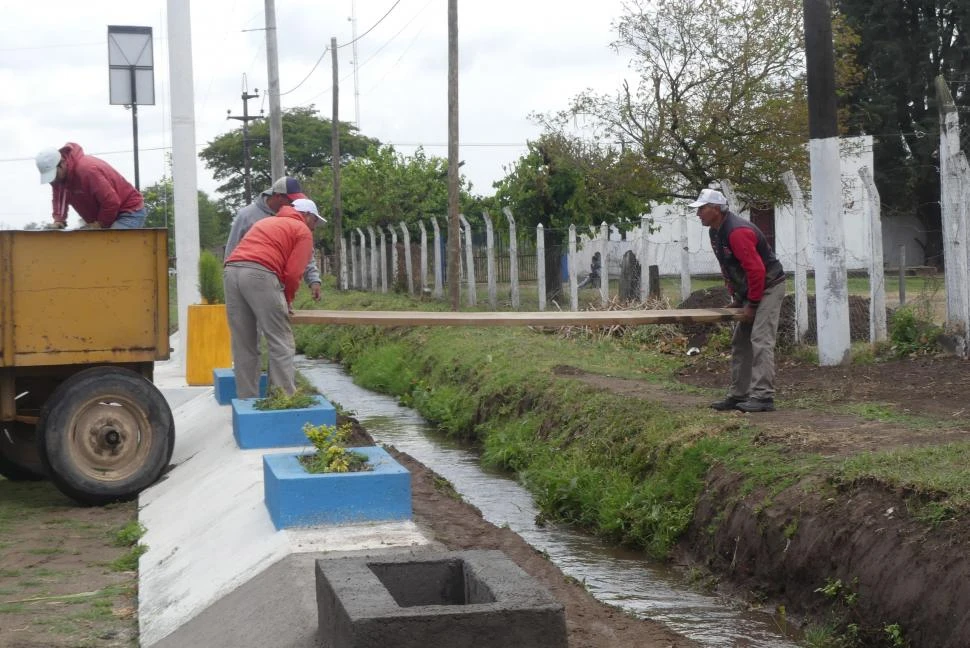 ALTERNATIVA. En El Sacrificio improvisan puentes para poder circular.