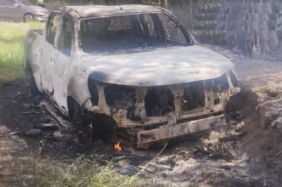 Hacían dedo en la ruta, robaron una camioneta y los detuvieron cuando quemaban el vehículo