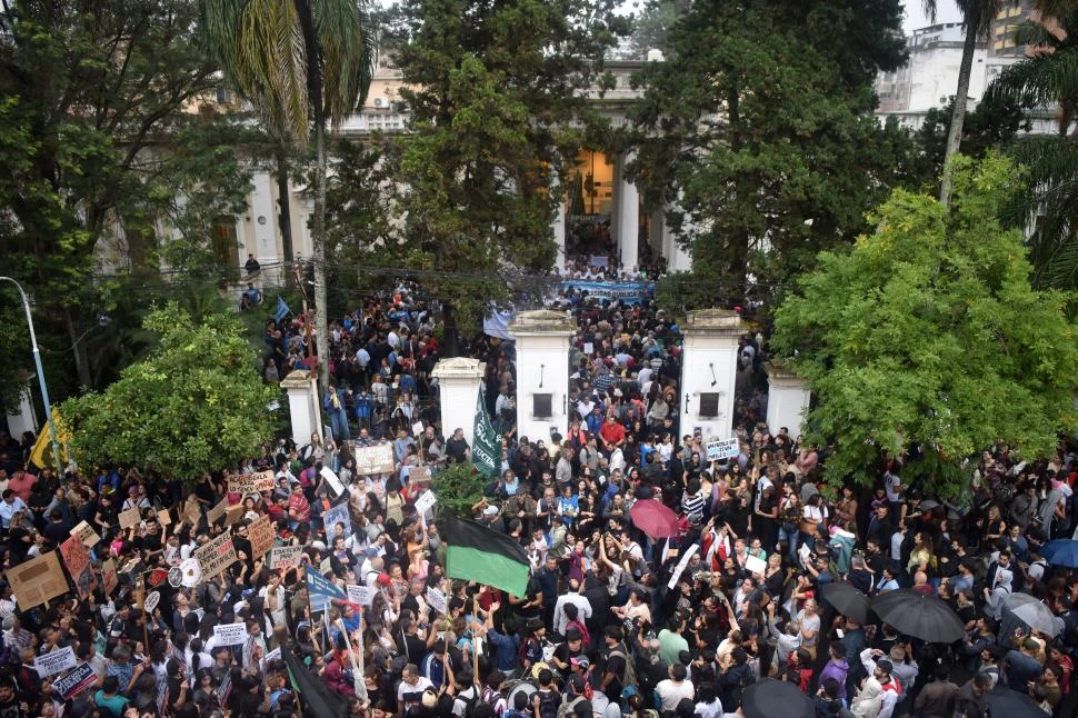 ANTECEDENTE. El 23 de abril se realizó la primera marcha federal; en Tucumán, en las puertas del Rectorado de la UNT se concentró una multitud. la gaceta / foto de inés quinteros orio (archivo)