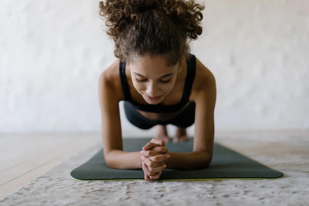 La plancha abdominal resulta una actividad efectiva para reducir la grasa abdominal. 