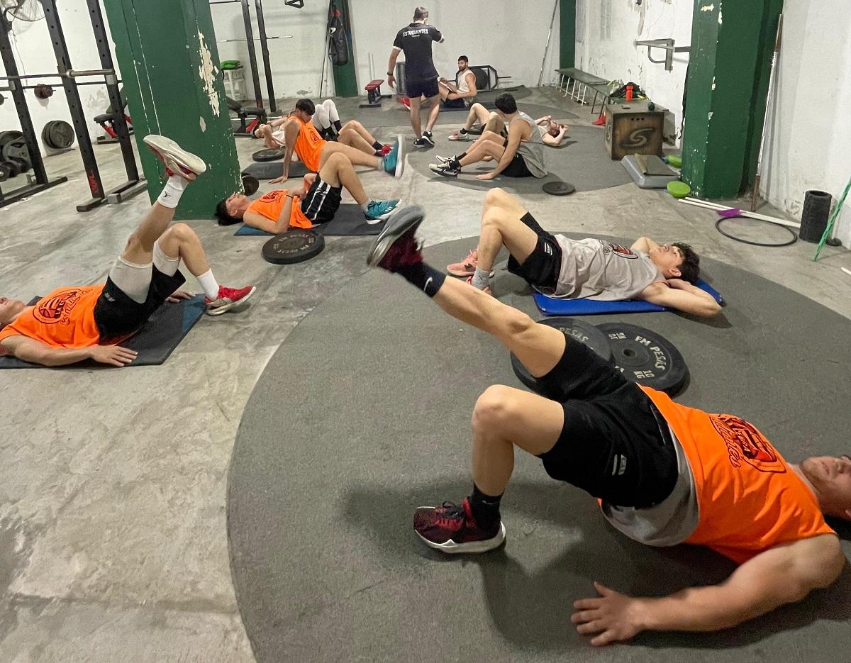 PUESTA A PUNTO. Los jugadores de Estudiantes realizan trabajos de elongación en el gimnasio del club.