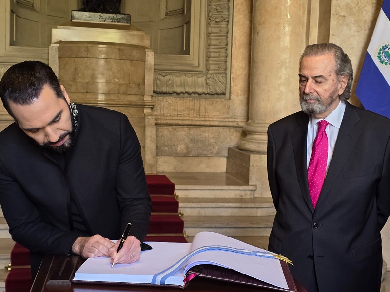 EN LA CORTE. Maqueda, ministro decano, recibió a Nayib Bukele.