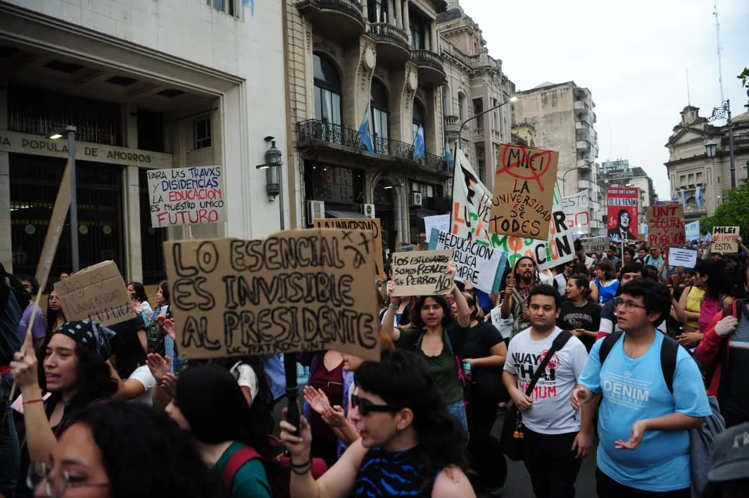 POR LA EDUCACIÓN PUBLICA. La marcha reflejó el apoyo a la universidad pública, con consignas en favor de una educación gratuita y accesible para todos. / LA GACETA, DIEGO ARÁOZ.