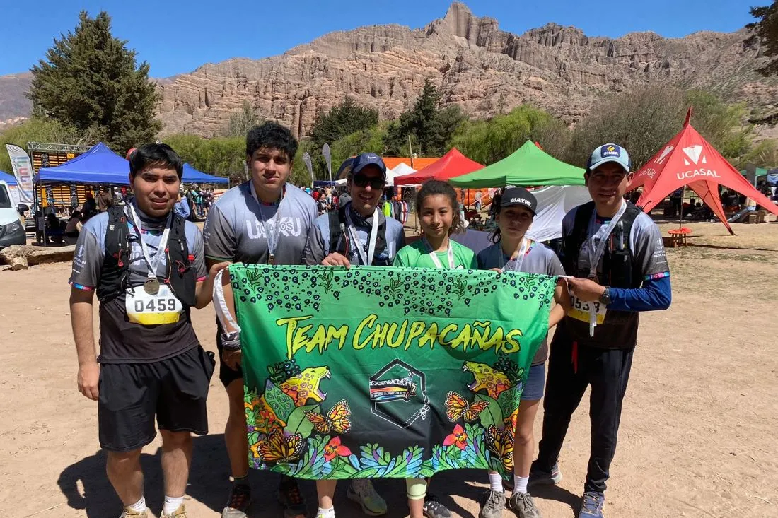 VIENEN DESDE JUJUY. Julian, Lisandro, Matías, Juliana, Valentina y Máximo con la bandera del grupo de entrenamiento jujeño Team Los Chupacañas.