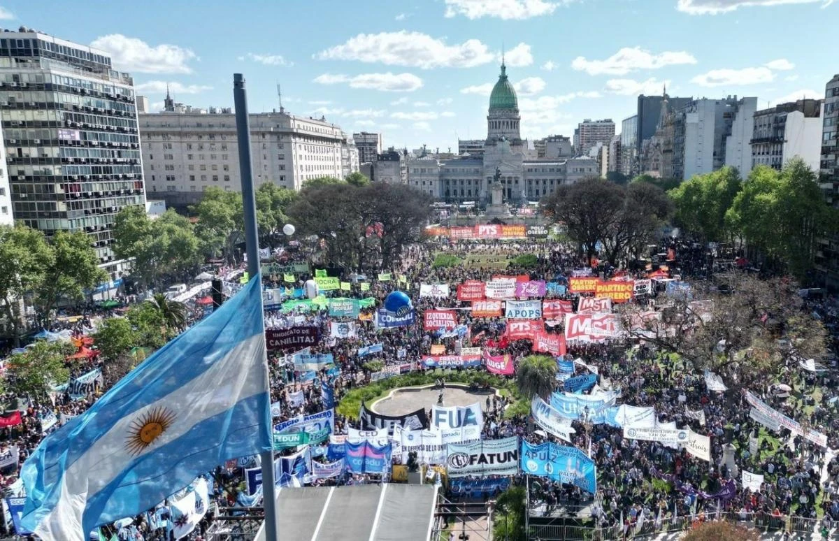 En Buenos Aires, comenzó el acto frente al Congreso